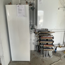 VVS-enhed og rørinstallation til opvarmning og vandforsyning.